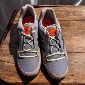 Adidas girl's/unisex Terrex size 4